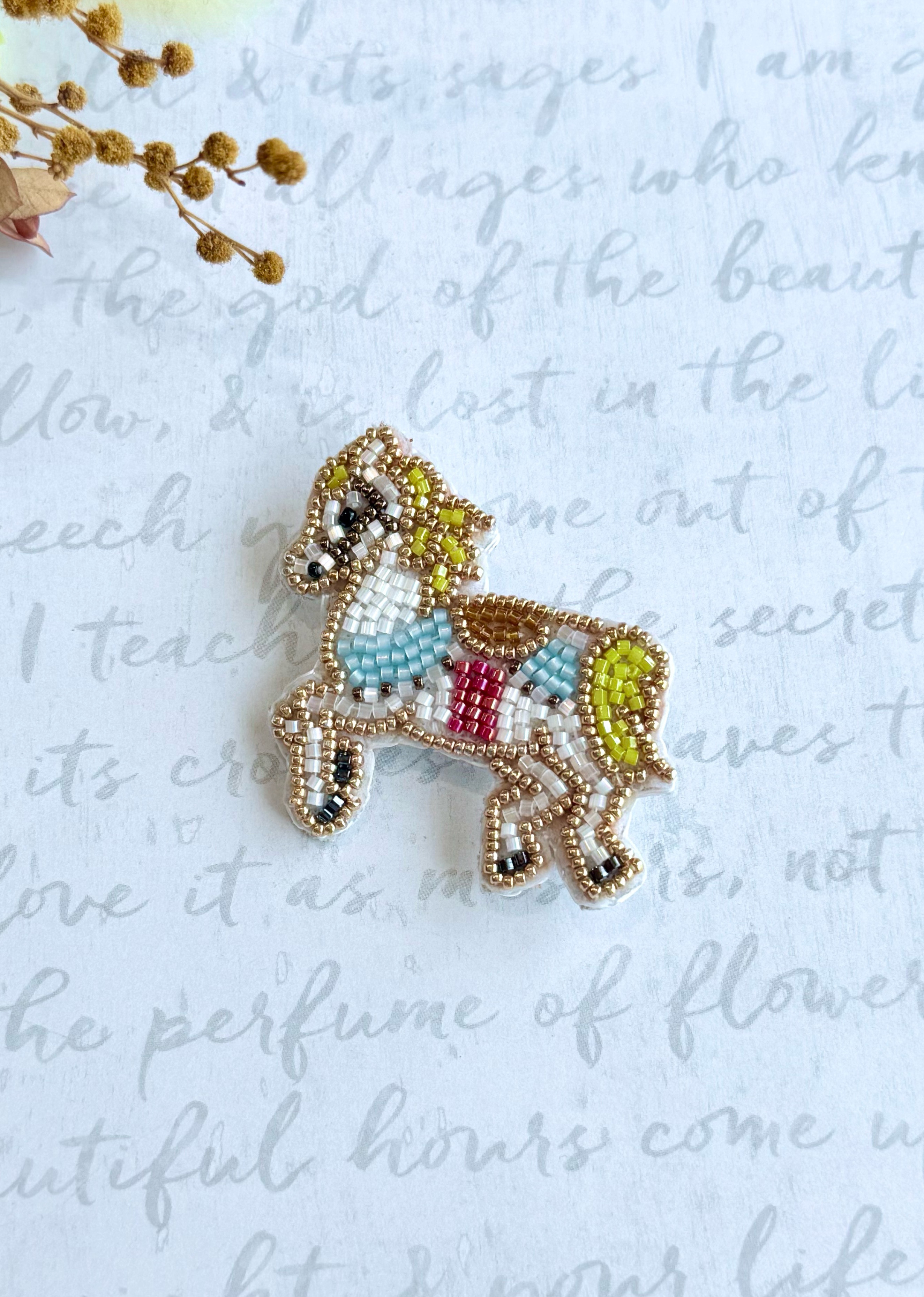 ビーズ刺繍のブローチ・メリーゴーランドの白馬 ブローチ Little