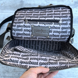 <50%OFFSALE>大人気のコの字デザインジッパーリュックの革がランクアップし新色が登場しました。GUNMETAL 6枚目の画像