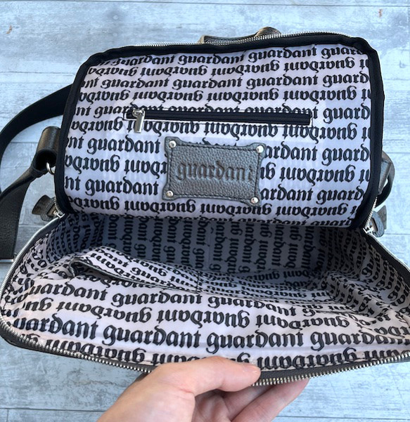 <50%OFFSALE>大人気のコの字デザインジッパーリュックの革がランクアップし新色が登場しました。GUNMETAL 6枚目の画像