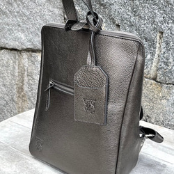 <50%OFFSALE>大人気のコの字デザインジッパーリュックの革がランクアップし新色が登場しました。GUNMETAL 3枚目の画像