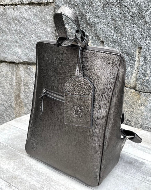 <50%OFFSALE>大人気のコの字デザインジッパーリュックの革がランクアップし新色が登場しました。GUNMETAL 3枚目の画像