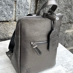 <50%OFFSALE>大人気のコの字デザインジッパーリュックの革がランクアップし新色が登場しました。GUNMETAL 2枚目の画像