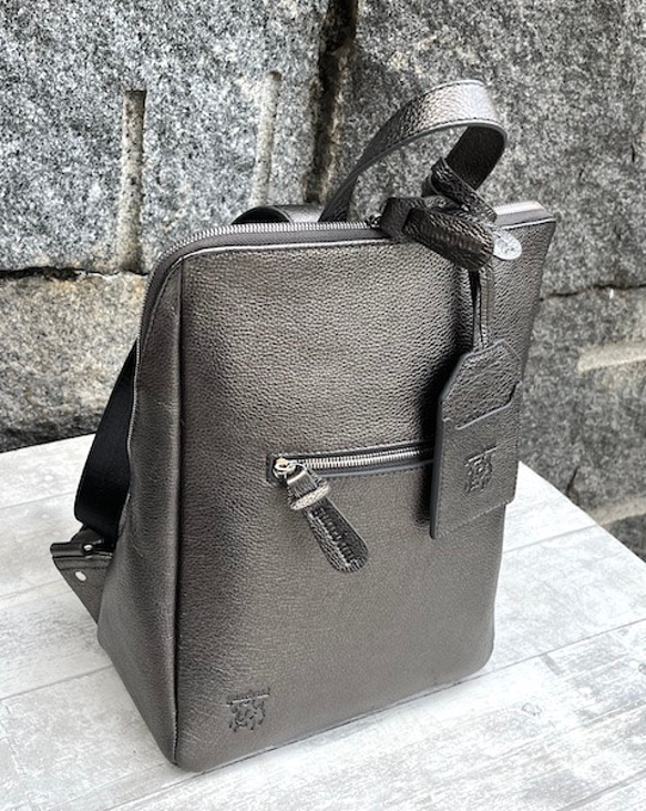 <50%OFFSALE>大人気のコの字デザインジッパーリュックの革がランクアップし新色が登場しました。GUNMETAL 2枚目の画像