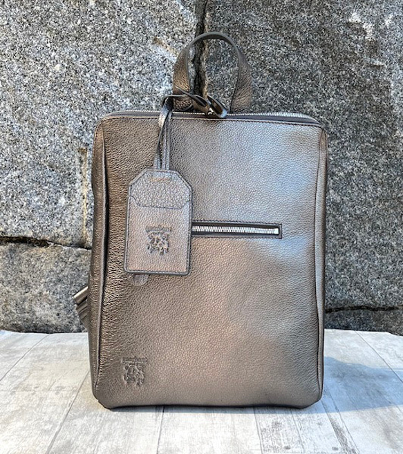 <50%OFFSALE>大人気のコの字デザインジッパーリュックの革がランクアップし新色が登場しました。GUNMETAL 1枚目の画像