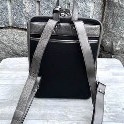 <50%OFFSALE>大人気のコの字デザインジッパーリュックの革がランクアップし新色が登場しました。GUNMETAL 5枚目の画像