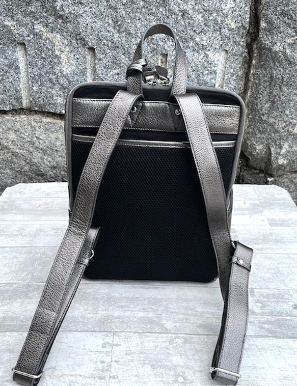<50%OFFSALE>大人気のコの字デザインジッパーリュックの革がランクアップし新色が登場しました。GUNMETAL 5枚目の画像