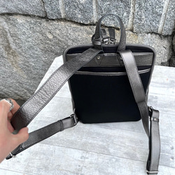 <50%OFFSALE>大人気のコの字デザインジッパーリュックの革がランクアップし新色が登場しました。GUNMETAL 4枚目の画像