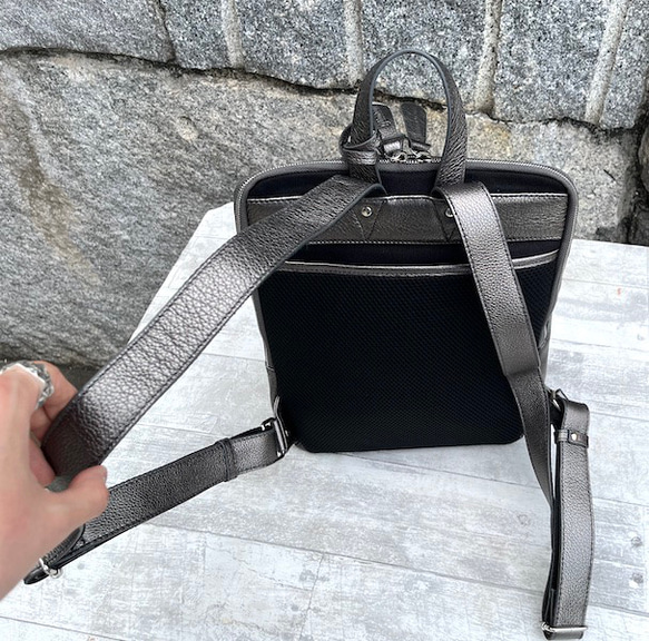 <50%OFFSALE>大人気のコの字デザインジッパーリュックの革がランクアップし新色が登場しました。GUNMETAL 4枚目の画像