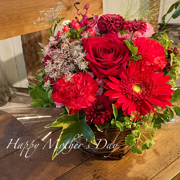 お花屋さんの生花フラワーアレンジメント〜赤〜　お祝い・母の日2024 1枚目の画像