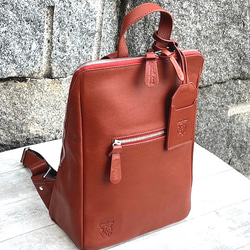 <50%OFFSALE> 大人気のコの字デザインジッパーリュックの革がランクアップし新色が登場しました。REDBROWN 2枚目の画像
