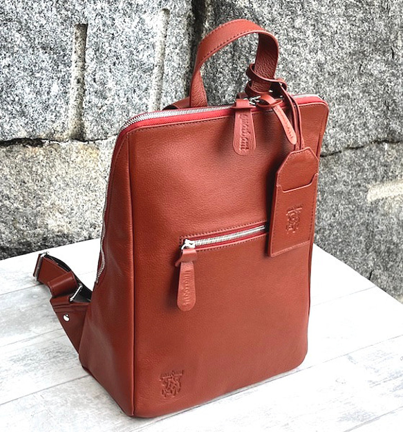 <50%OFFSALE> 大人気のコの字デザインジッパーリュックの革がランクアップし新色が登場しました。REDBROWN 2枚目の画像