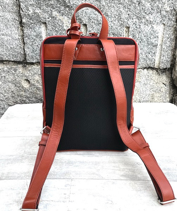 <50%OFFSALE> 大人気のコの字デザインジッパーリュックの革がランクアップし新色が登場しました。REDBROWN 5枚目の画像