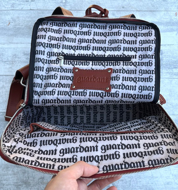 <50%OFFSALE> 大人気のコの字デザインジッパーリュックの革がランクアップし新色が登場しました。REDBROWN 6枚目の画像