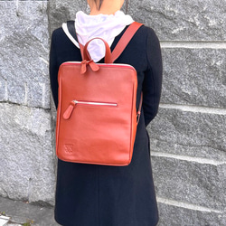 <50%OFFSALE> 大人気のコの字デザインジッパーリュックの革がランクアップし新色が登場しました。REDBROWN 7枚目の画像