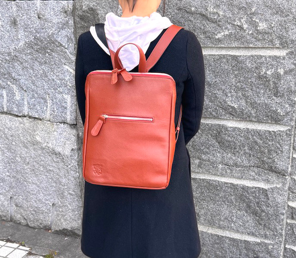 <50%OFFSALE> 大人気のコの字デザインジッパーリュックの革がランクアップし新色が登場しました。REDBROWN 7枚目の画像