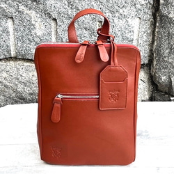 <50%OFFSALE> 大人気のコの字デザインジッパーリュックの革がランクアップし新色が登場しました。REDBROWN 1枚目の画像