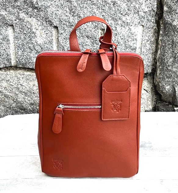 <50%OFFSALE> 大人気のコの字デザインジッパーリュックの革がランクアップし新色が登場しました。REDBROWN 1枚目の画像