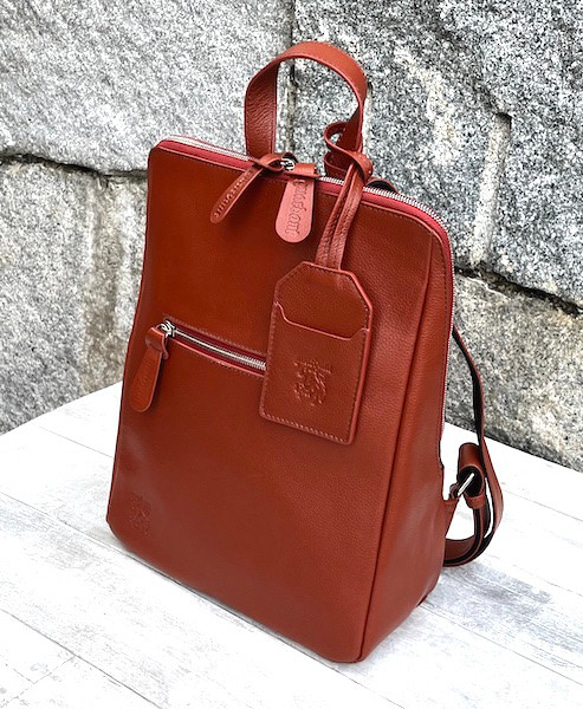 <50%OFFSALE> 大人気のコの字デザインジッパーリュックの革がランクアップし新色が登場しました。REDBROWN 3枚目の画像