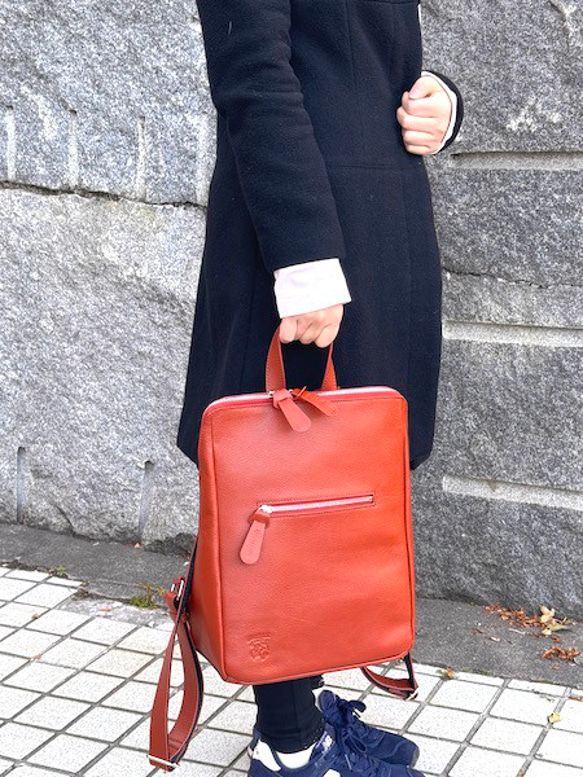 <50%OFFSALE> 大人気のコの字デザインジッパーリュックの革がランクアップし新色が登場しました。REDBROWN 8枚目の画像