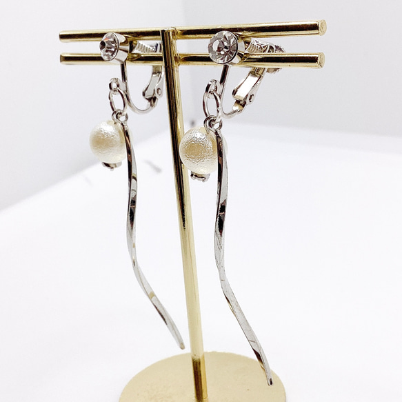 螺旋スティックとコットンパール風ビーズのロングイヤリング　ジルコニアストーン 2枚目の画像