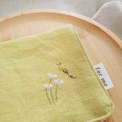 春の訪れ　お花と蜜蜂刺繍ハンカチ　コットンリネンとダブルガーゼ　プチギフト　プレゼント　 2枚目の画像