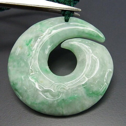一点物緑入り天然石ひすい本翡翠勾玉形柄模様彫刻有り紐ネックレス710-015Za 2枚目の画像