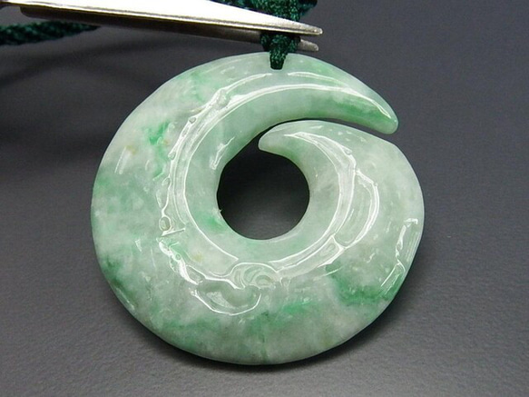 一点物緑入り天然石ひすい本翡翠勾玉形柄模様彫刻有り紐ネックレス710-015Za 2枚目の画像