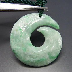 一点物緑入り天然石ひすい本翡翠勾玉形柄模様彫刻有り紐ネックレス710-015Za 6枚目の画像