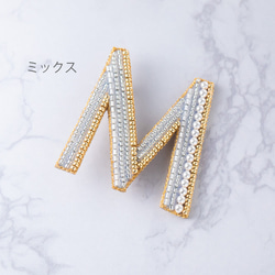 16文字×3カラーから選ぶ＊ビーズ刺繍イニシャルブローチ 4枚目の画像