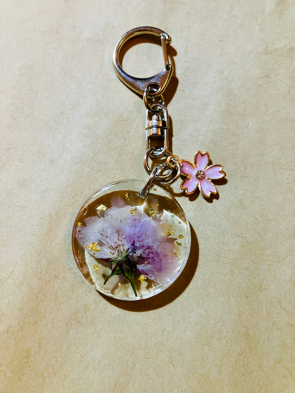 桜の押し花レジンキーホルダー。金箔入り✨ 1枚目の画像