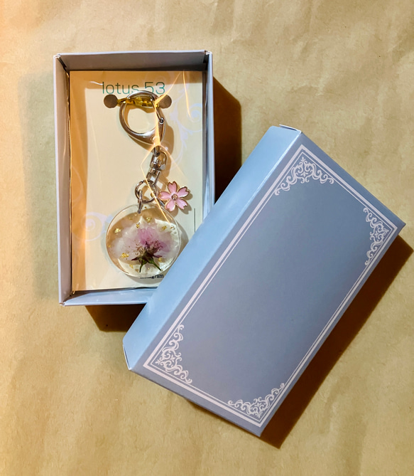 桜の押し花レジンキーホルダー。金箔入り✨ 2枚目の画像