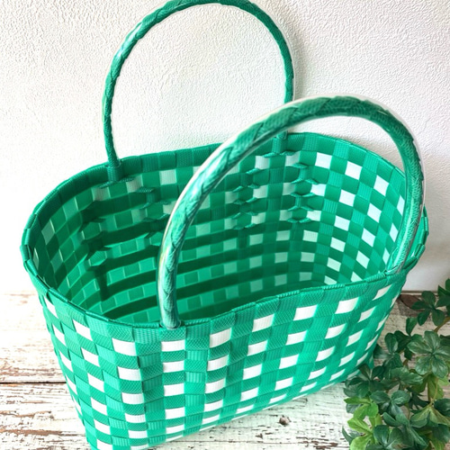✩.*˚みぽりん.:*♡です　プラかごバッグ　ハンドメイド　プラカゴ 受注製作〜プラかごバッグ☆ブラックxホワイト フラワー☆ かご