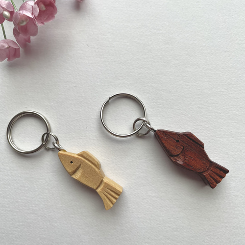 猫 魚 4連リング 木製キーホルダー 黒色（黒檀材） 黄色（サテンウッド