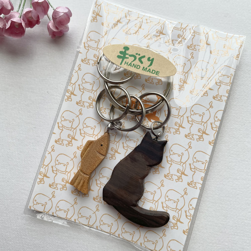 猫 魚 4連リング 木製キーホルダー 黒色（黒檀材） 黄色（サテンウッド
