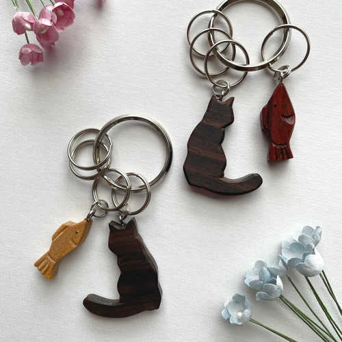 猫 魚 4連リング 木製キーホルダー 黒色（黒檀材） 黄色（サテンウッド