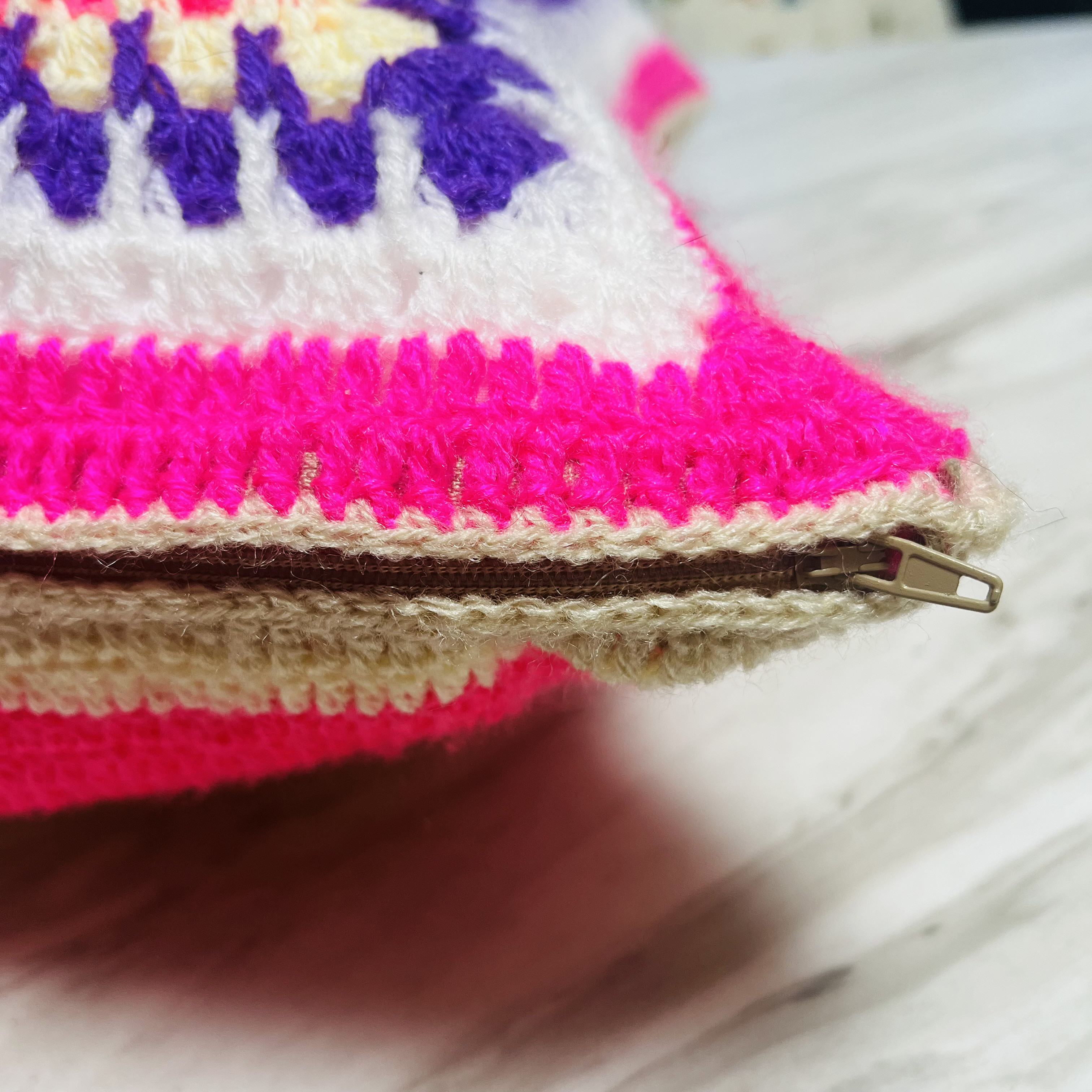 【鍵あみ】ワンポイントのお花モチーフ・カラフルなクッションカバー