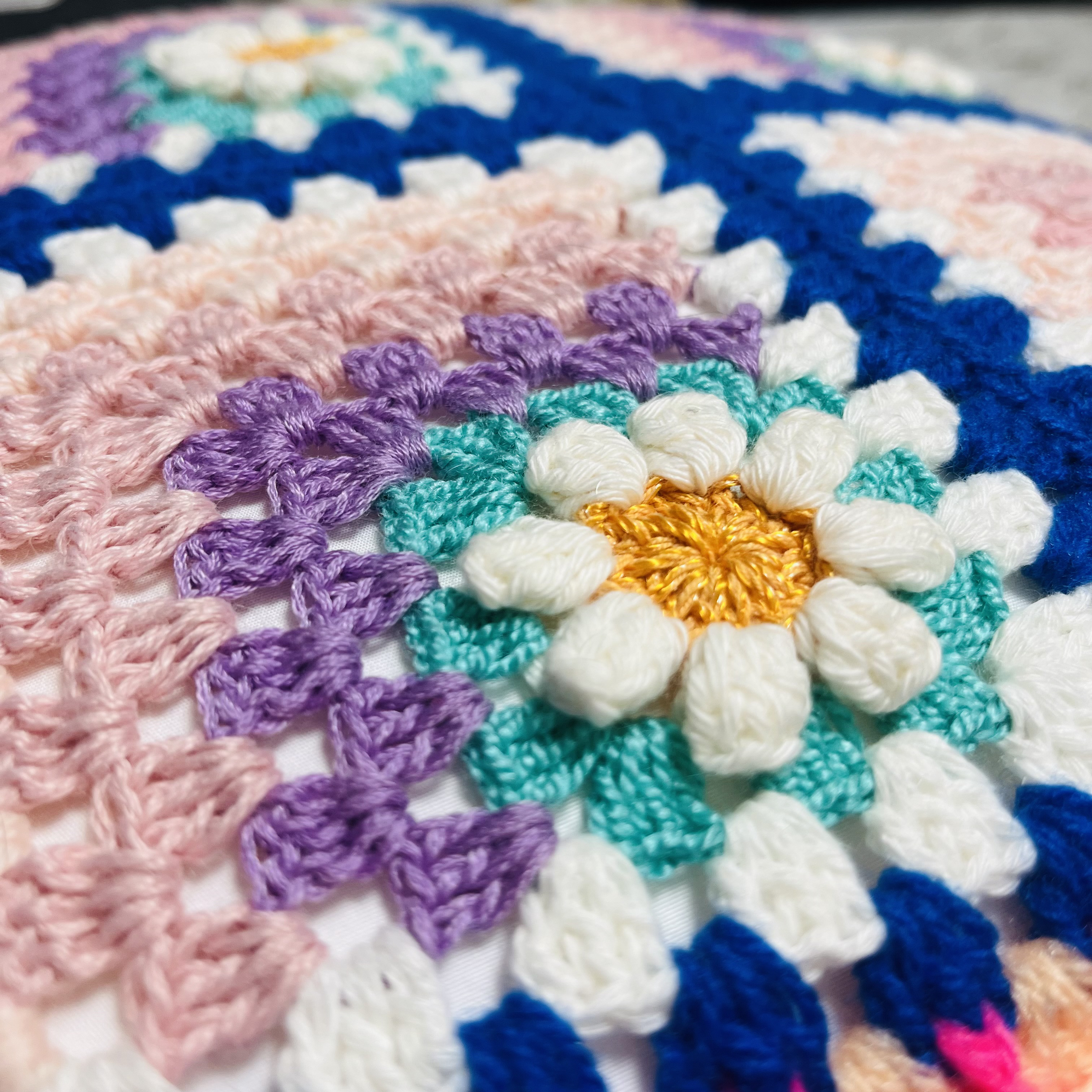 【鍵あみ】ワンポイントのお花モチーフ・カラフルなクッションカバー