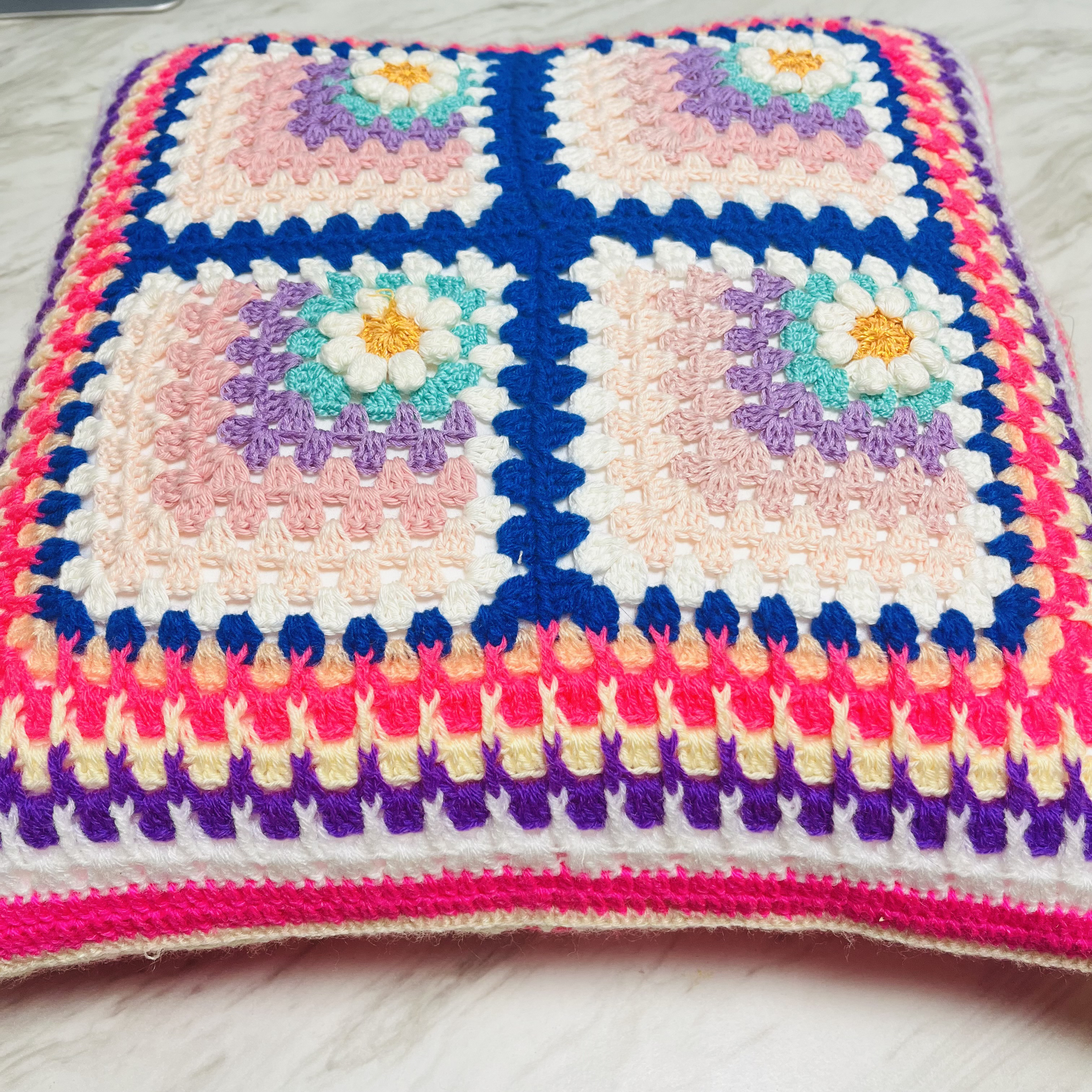 【鍵あみ】ワンポイントのお花モチーフ・カラフルなクッションカバー