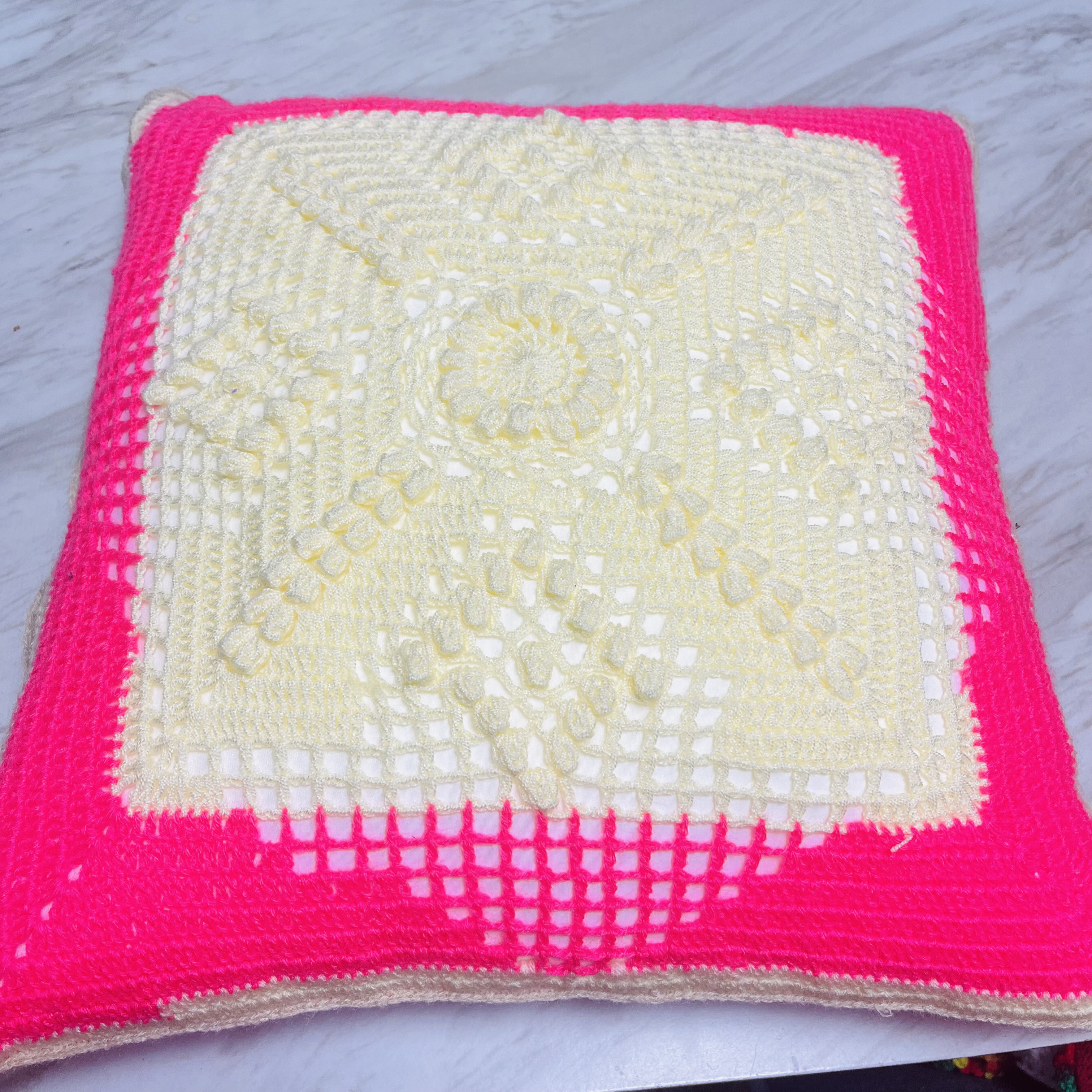 【鍵あみ】ワンポイントのお花モチーフ・カラフルなクッションカバー