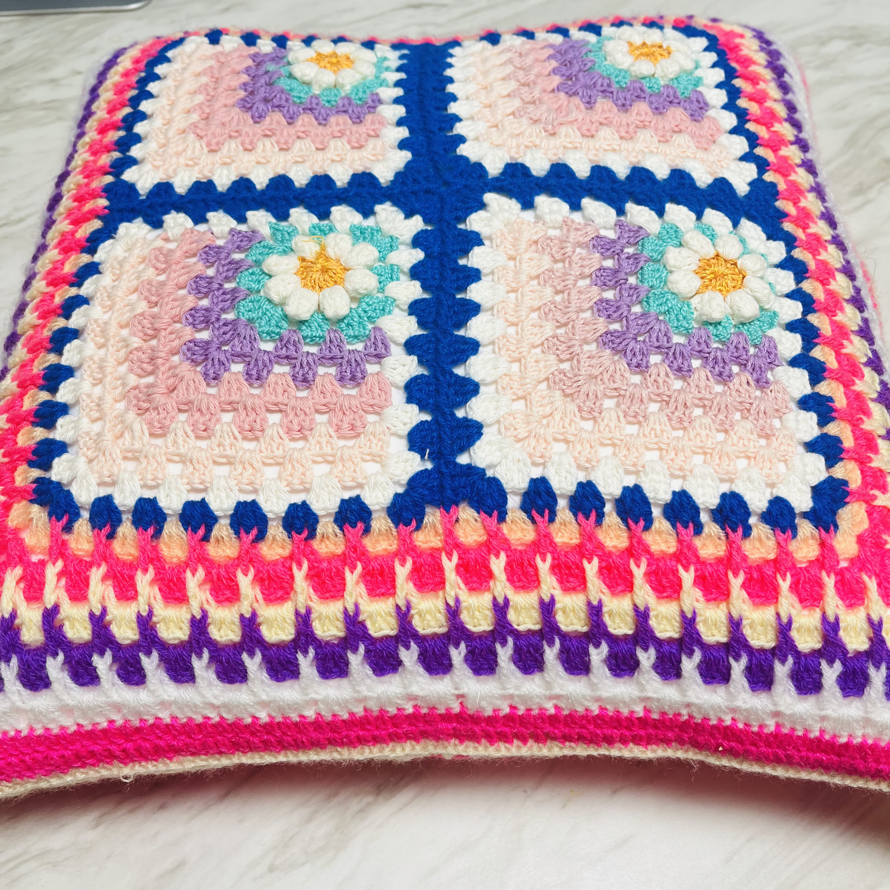 【鍵あみ】ワンポイントのお花モチーフ・カラフルなクッションカバー