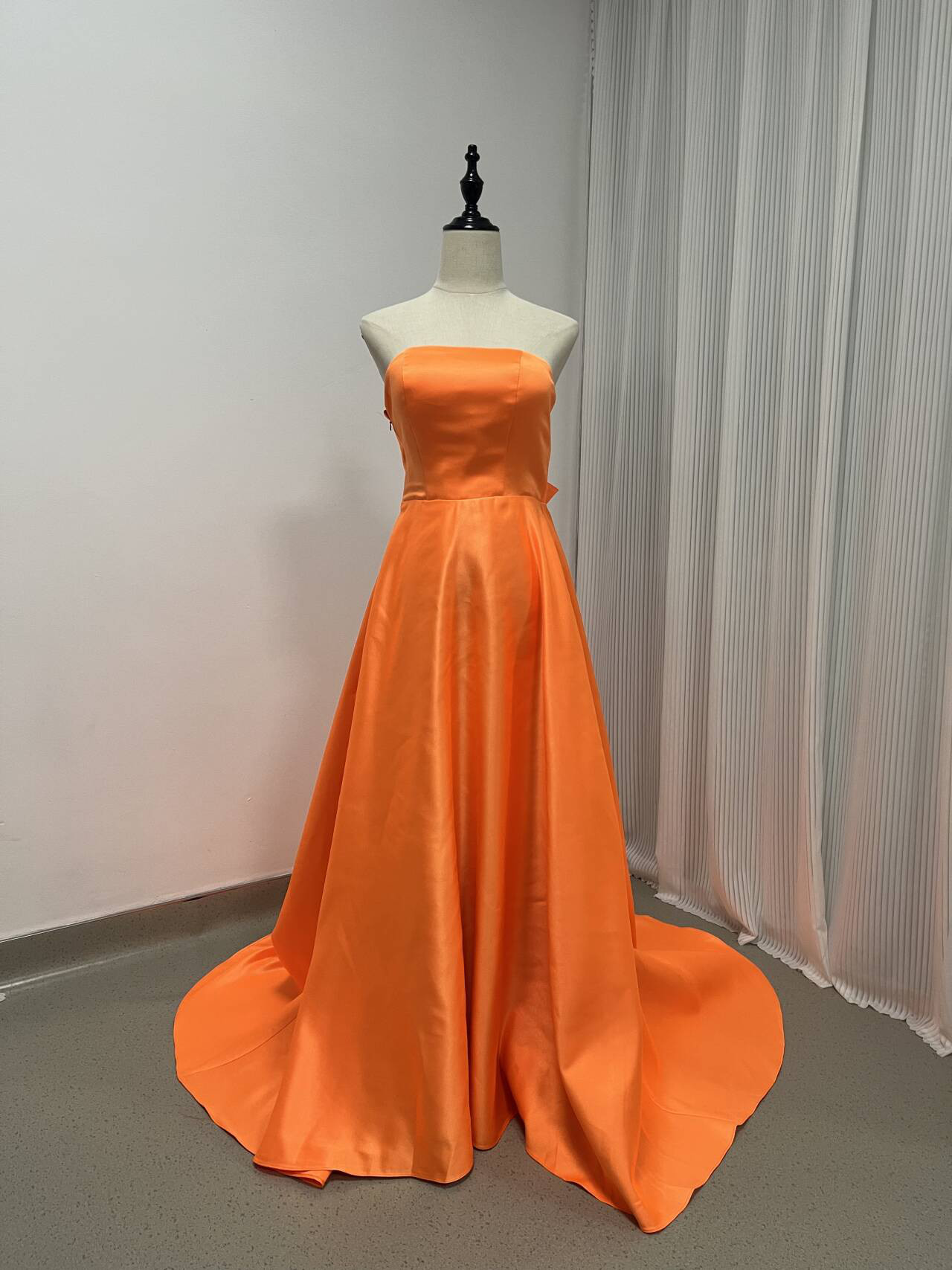 送料無料！パーティードレス オレンジ ベアトップ リボン 床付く 背中見せ マット生地 2次会/合コン/デート