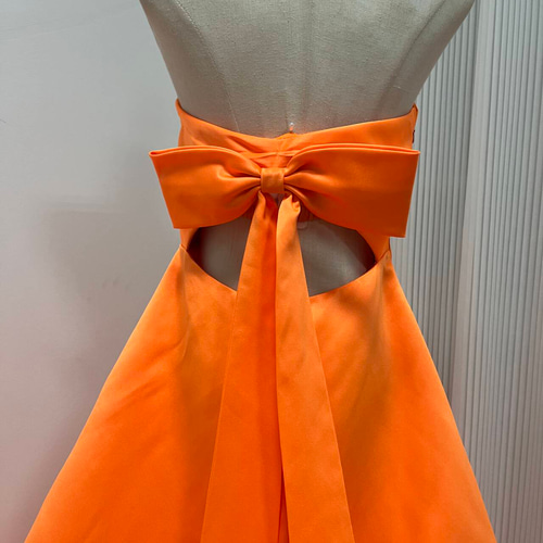 送料無料！パーティードレス オレンジ ベアトップ リボン 床付く 背中  