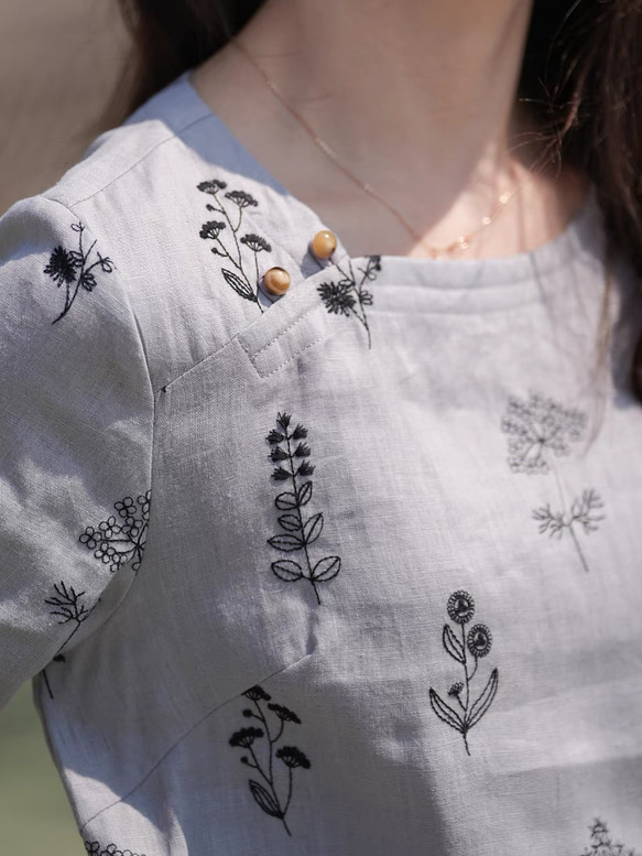 シックな色合いと刺繡生地　リネンのワンピース　ポケット付き【春夏秋】グレー 3枚目の画像