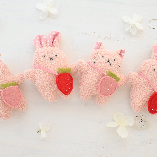 いちごミルクなベビうさぎちゃん&猫ちゃん（いちごポシェット付き