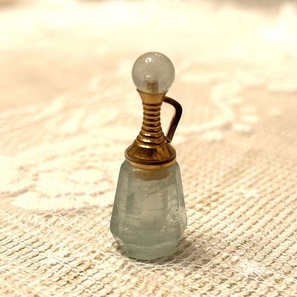 天然石香水瓶ネックレス　蛍石　開閉可能　真鍮ベネチアンチェーン 1枚目の画像