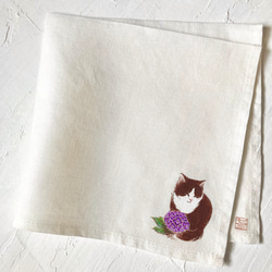 『紫陽花と猫』の手描きリネンハンカチオフホワイト 6枚目の画像