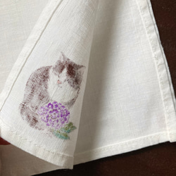 『紫陽花と猫』の手描きリネンハンカチオフホワイト 9枚目の画像