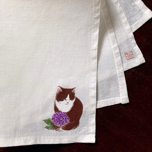 『紫陽花と猫』の手描きリネンハンカチオフホワイト 8枚目の画像