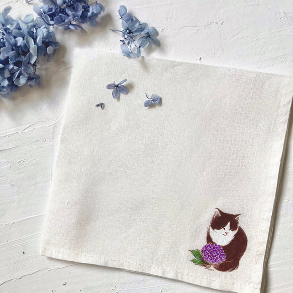 『紫陽花と猫』の手描きリネンハンカチオフホワイト 4枚目の画像