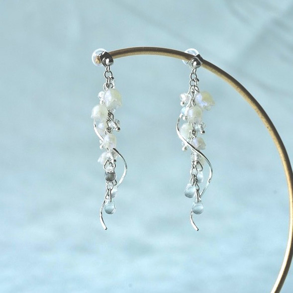 揺れるたび爽やかオーロラスズランピアス/イヤリング 2枚目の画像